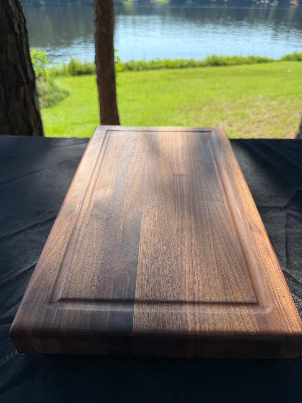 Walnut Edge Grain Cutting Board with Juice Grooves & Rubber Feet
