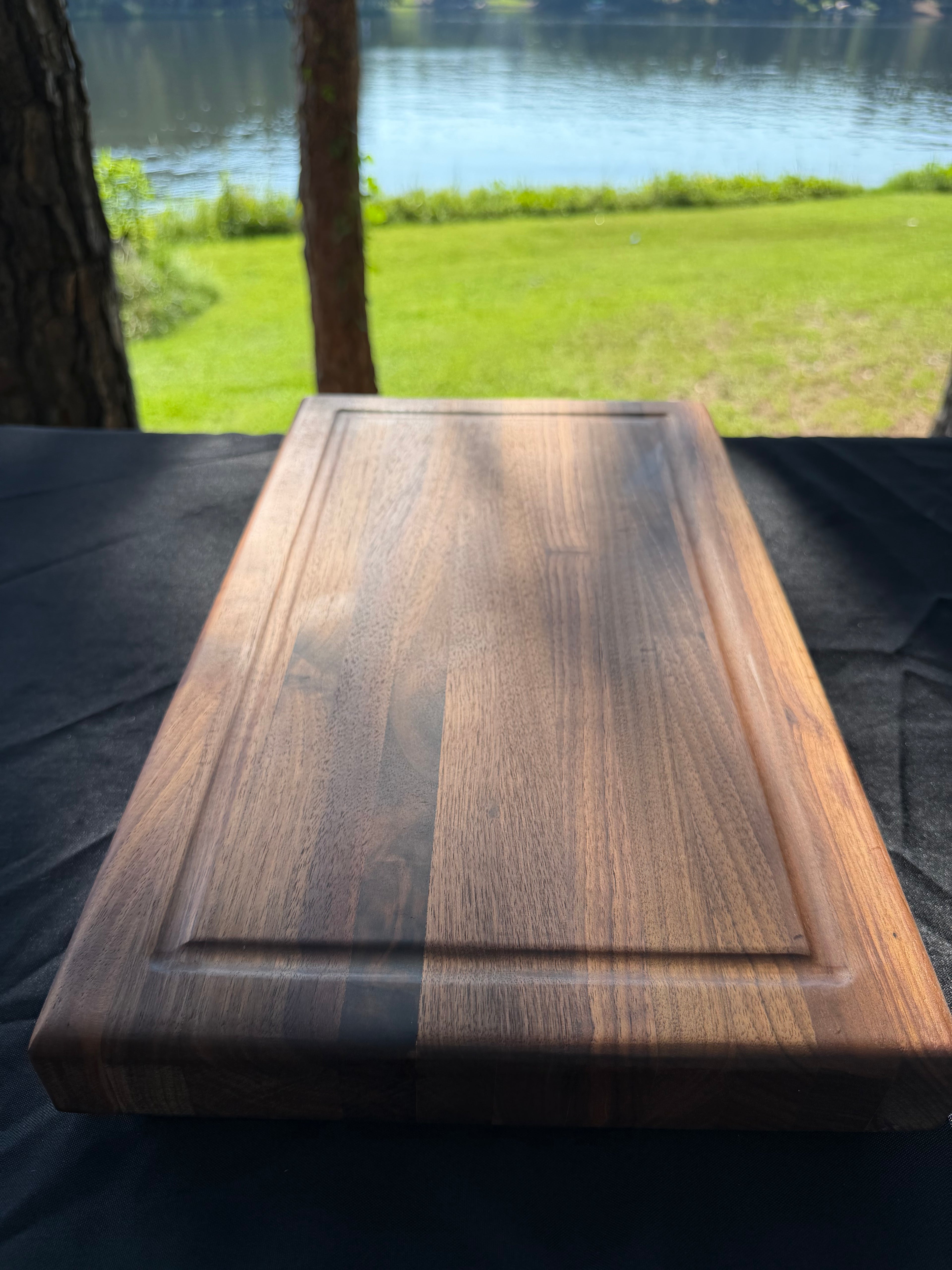 Walnut Edge Grain Cutting Board with Juice Grooves & Rubber Feet