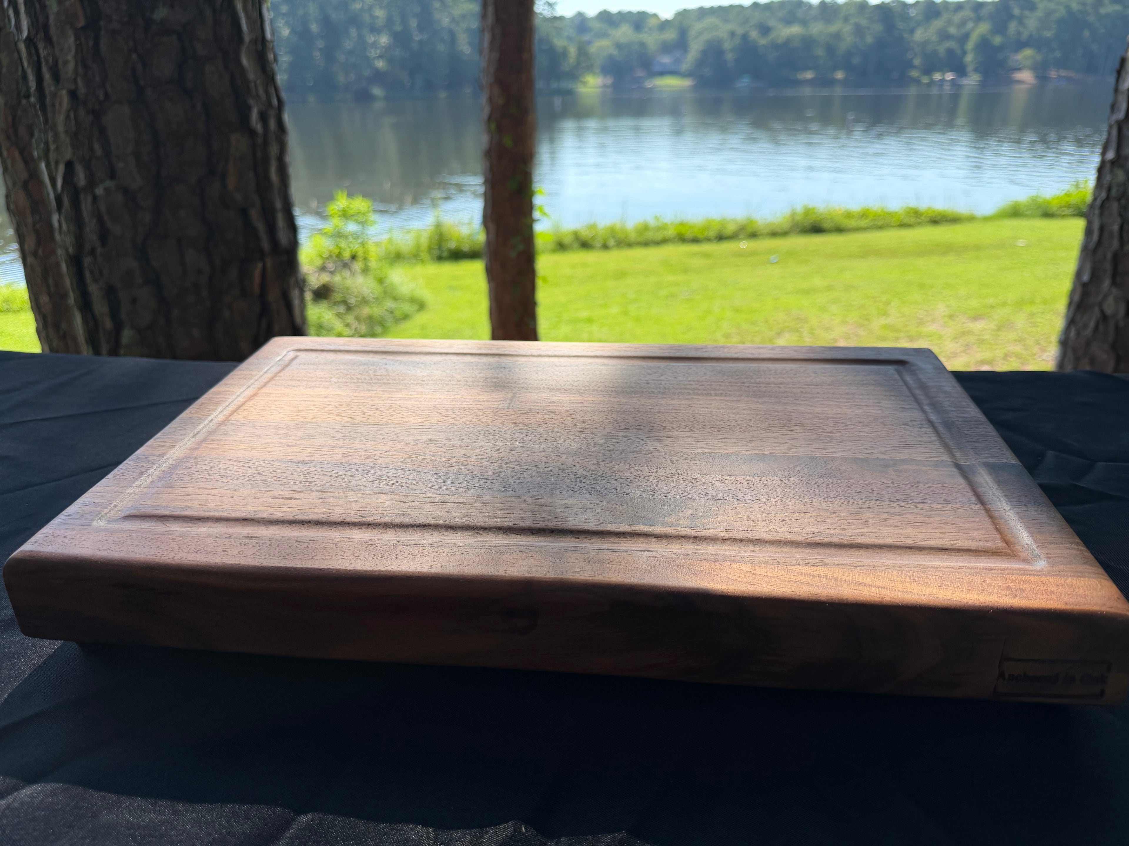 Walnut Edge Grain Cutting Board with Juice Grooves & Rubber Feet